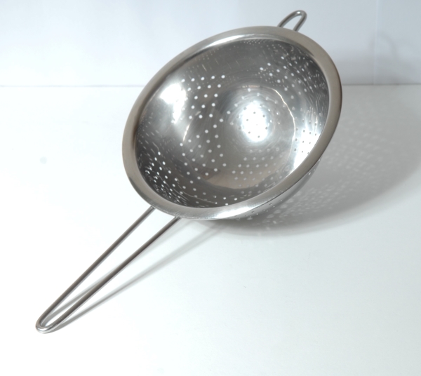 colander with handle
